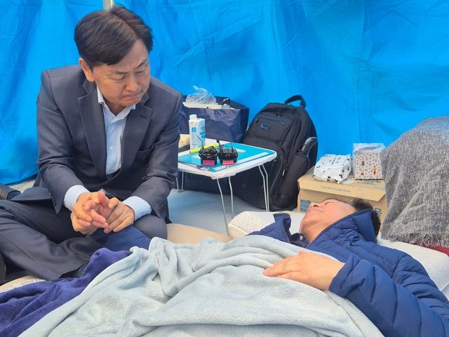 안호영 의원 단식농성장 찾은 김관영(왼쪽) 도지사