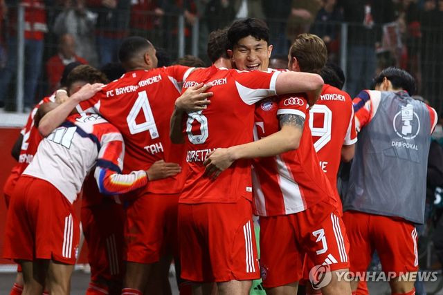 레온 고레츠카 등 동료들과 승리에 기뻐하는 김민재(3번)