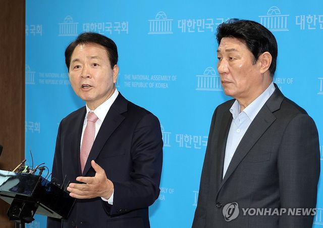 기자들 질문에 답하는 성일종 국회 국방위원장