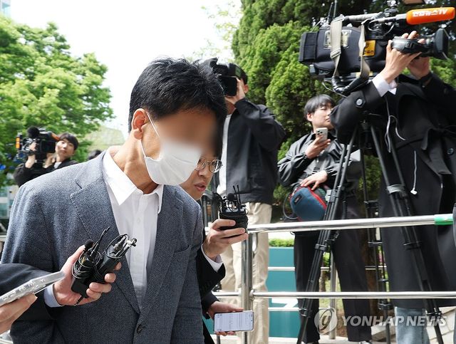 '수사무마 의혹' 현직 경찰, 영장실질심사 출석