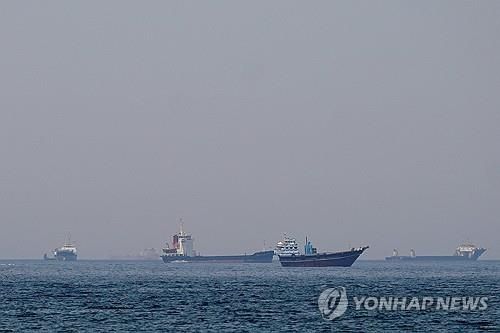 호르무즈 해협의 선박들