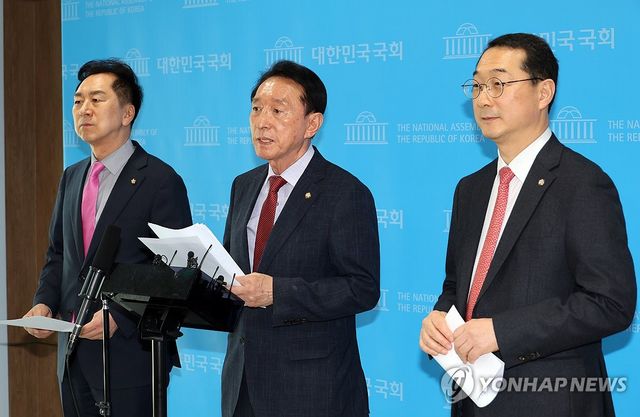 기자들 질문에 답하는 김석기 외교통일위원장