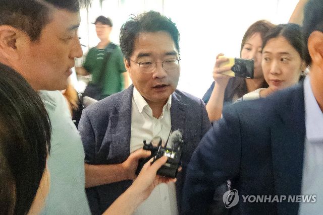 법원 나서는 윤석준 대구 동구청장