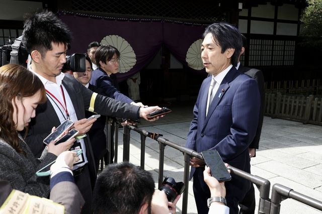 야스쿠니 신사에 다카이치 내각 각료로 처음 참배한 기우치 미노루 경제재정담당상