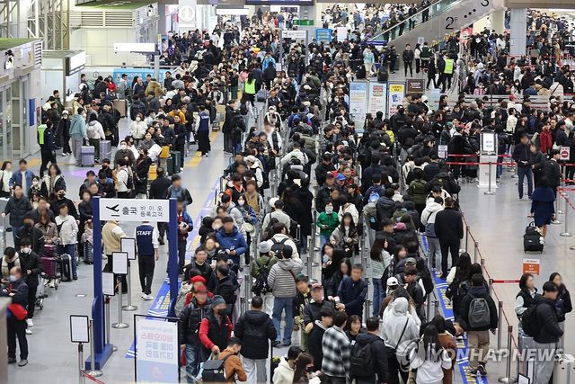 여행객으로 붐비는 김해국제공항