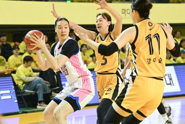 청주 KB와 용인 삼성생명의 경기 장면