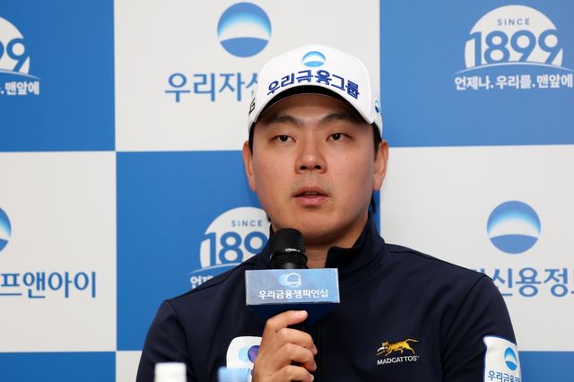 질문에 답변하는 이정환