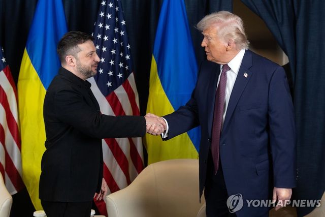 도널드 트럼프 미국 대통령(우측)과 볼로디미르 젤렌스키 우크라이나 대통령(좌측)
