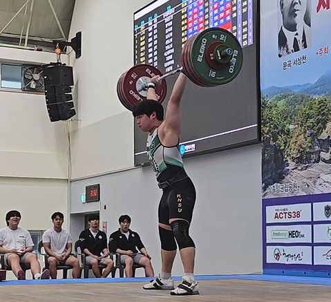 용상 한국 남자 주니어 신기록을 세운 김성호