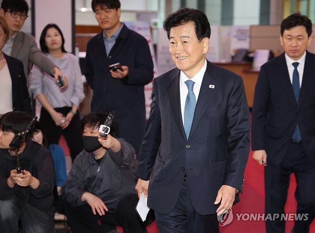 집무실로 향하는 정동영 통일부 장관