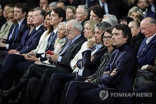 LVMH 주주총회장에 앉아있는 LVMH 관계자들. 아르노 회장들의 자녀들도 앉아 있다. 