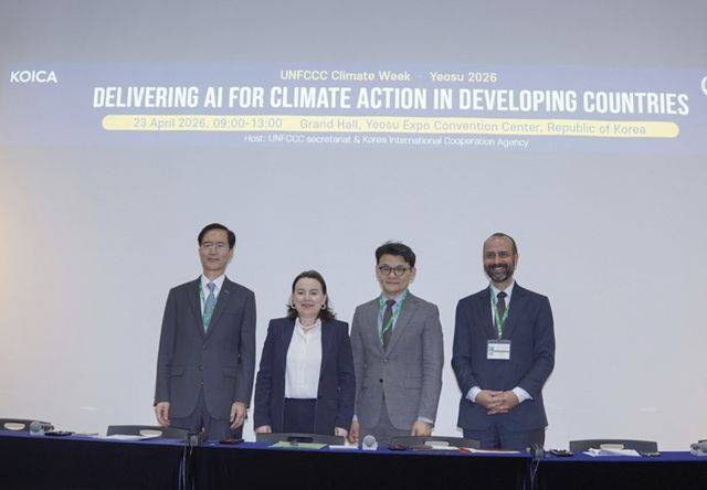 코이카와 유엔기후변화협약(UNFCCC)이 23일 여수 엑스포 컨벤션센터에서 개최한 '개발도상국 기후행동을 위한 AI활용' 공식 세션. 좌측부터 코이카 이윤영 사업전략·지역사업Ⅰ본부 이사, 노라 함라지 UNFCCC 부사무총장, 황준식 외교부 기후환경과학외교국장, 페드로 이보 페라스 다 실바 UNFCCC 기술집행위원회 의장. [코이카 제공] 