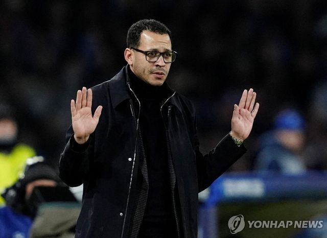 리엄 로즈니어 감독