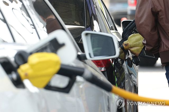 주유하는 운전자들