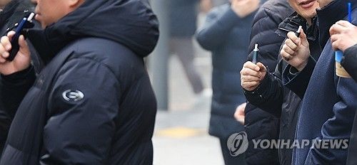 흡연자들이 모여 전자담배를 피우고 있는 모습