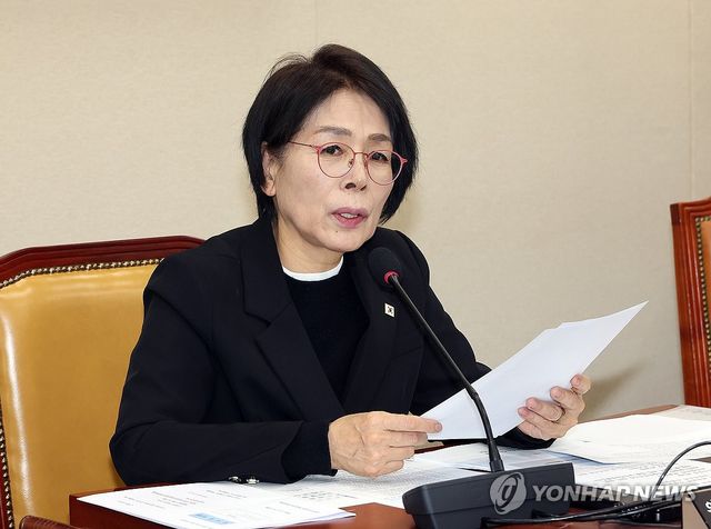 발언하는 최민희 과방위원장