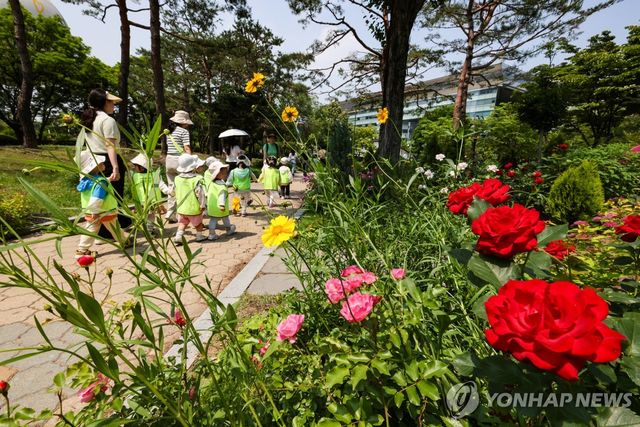 여의도공원 소풍 나온 어린이들