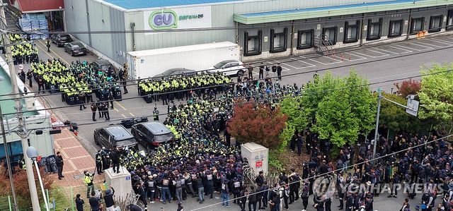 BGF로지스 진주센터 앞 화물연대-경찰 대치