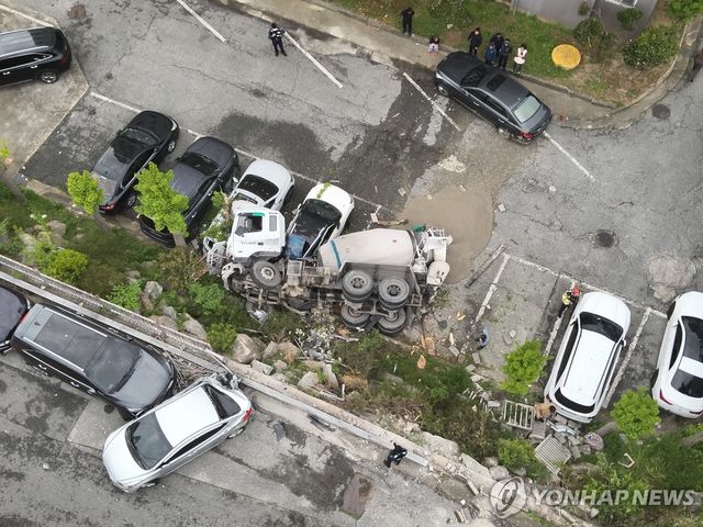 아파트 지상 주차장으로 떨어진 레미콘