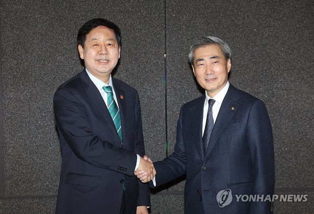 악수하는 신현송-구윤철