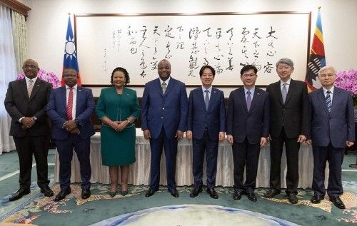 2024년 5월 음스와티 3세 에스와티니 국왕과 라이칭더 대만 총통(왼쪽에서 4,5번째)