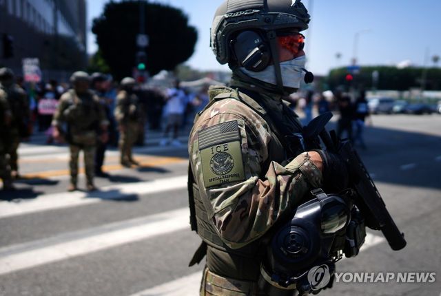 얼굴을 가린 ICE 요원