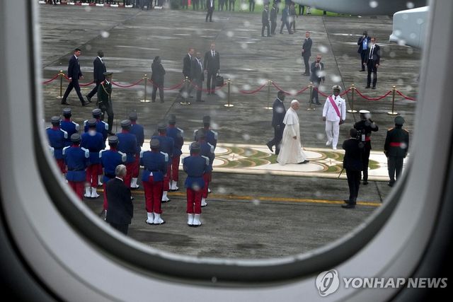 적도기니에서 귀국행 비행기 오르는 교황