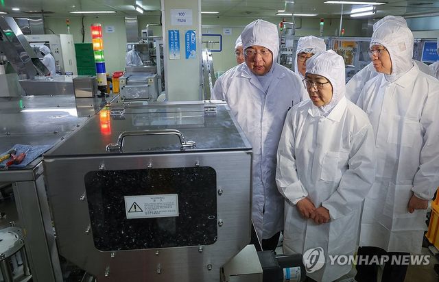 주사기 생산라인 살펴보는 정은경 보건복지부 장관