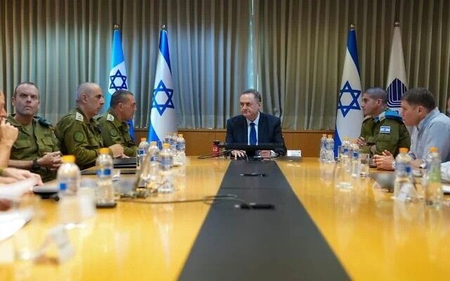 이스라엘군 수뇌부와 전황 평가 회의하는 이스라엘 카츠 국방부 장관(가운데)