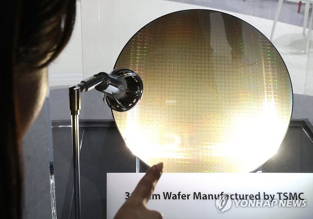 금색으로 빛나는 웨이퍼