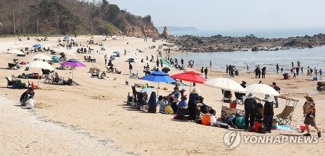 벌써 한여름 해수욕장?