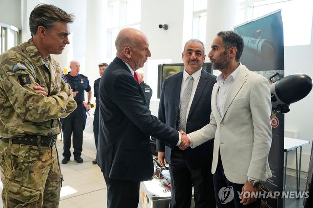 23일 영국군 노스우드 합동본부에서 힐리 영국 국방장관(왼쪽에서 두번째)이 걸프국 국방 관계자들과 인사하고 있다