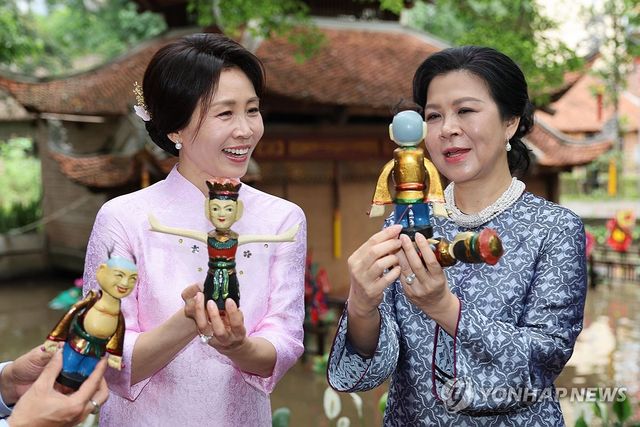 인형보는 김혜경 여사