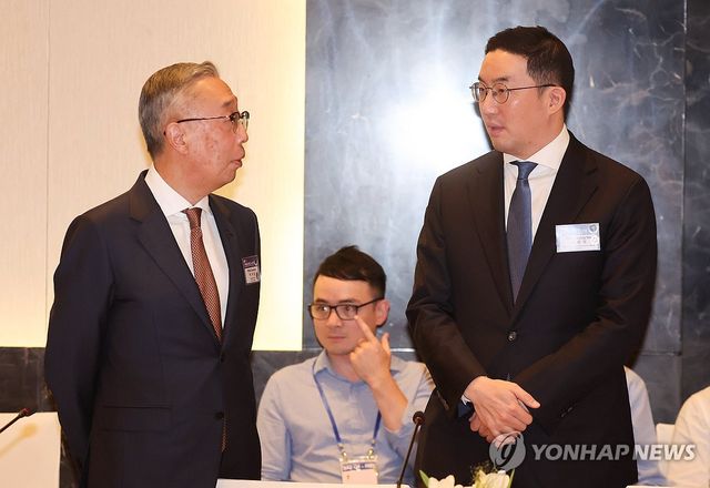 대화하는 박지원 회장과 구광모 회장