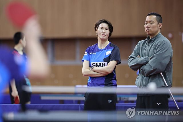 훈련 지켜보는 석은미 감독