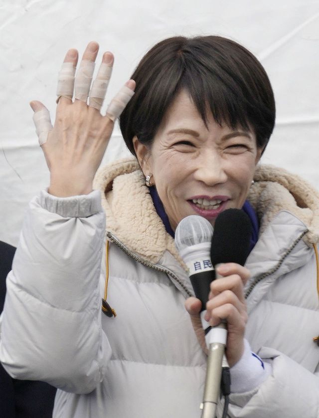 손에 테이핑하고 유세하는 다카이치 일본 총리