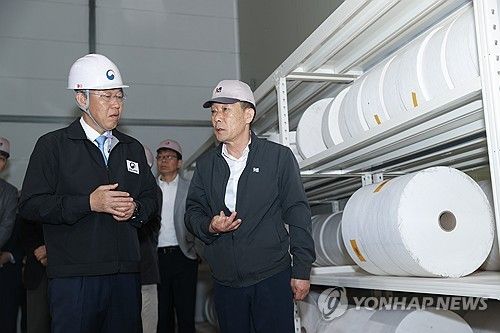 2026년 4월 15일 단열재·창호 수급 현황 긴급 점검하는 국토부 김이탁 1차관(왼쪽)