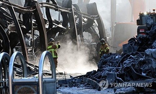 불에 모두 탄 음성 생활용품 제조공장