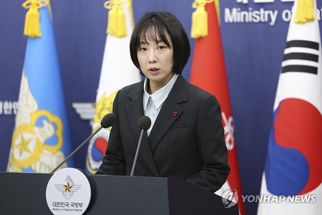 브리핑하는 정빛나 국방부 신임 대변인
