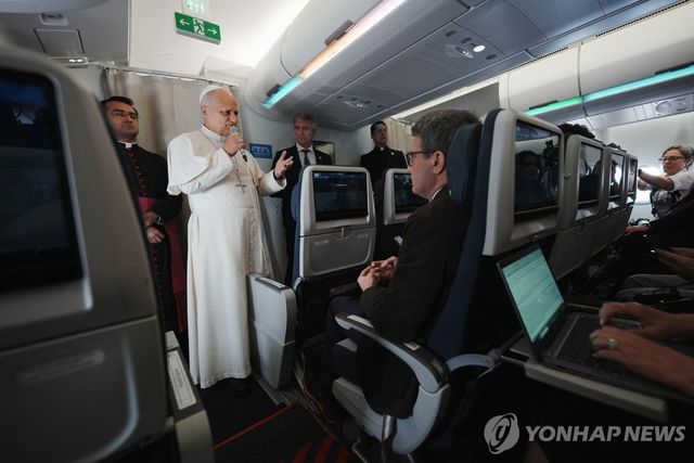 전용기에서 기자회견 중인 교황