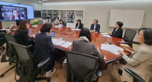 소피 킬라제 유엔 아동권리위원장과 영상 면담하는 사회적대화협의체