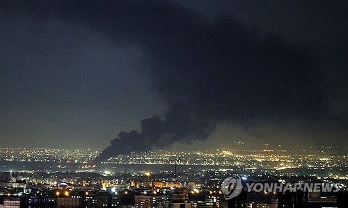 미국·이스라엘의 공습 후 연기가 피어 오르는 테헤란. 기사 내용과 직접 관련 없음