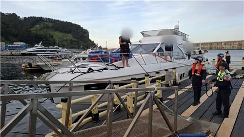 울릉도 저동항으로 긴급 피난한 러시아 요트