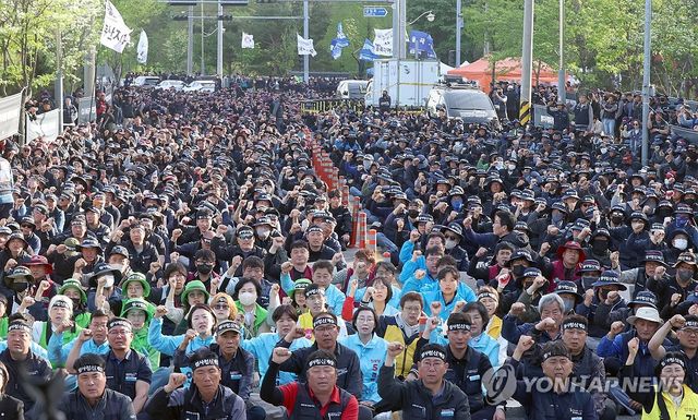 구호 외치는 화물연대