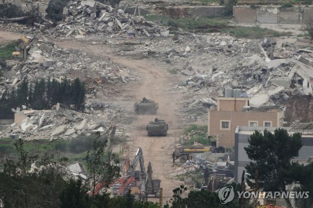 이스라엘군의 폭격과 마을 파괴로 폐허가 된 레바논 남부 국경 인근 마을