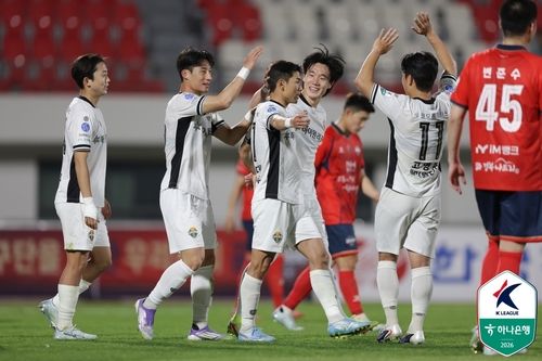 김대원(가운데)의 득점 후 기쁨을 나누는 강원 선수들.