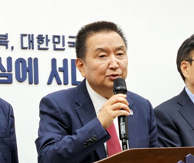 기자회견 하는 김영환 충북도지사