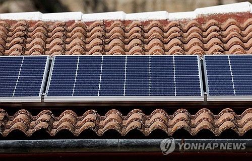 스페인의 한 가정집 지붕에 설치된 태양광 패널 [로이터 연합뉴스 자료사진. 재판매 및 DB 금지] 
