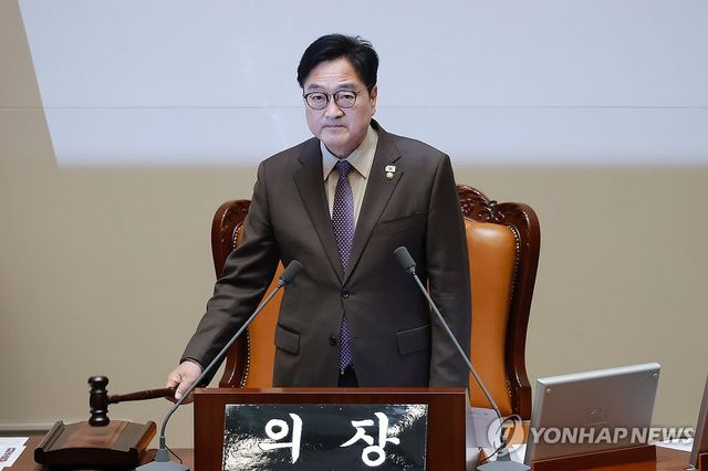 본회의 개회 선언하는 우원식 국회의장