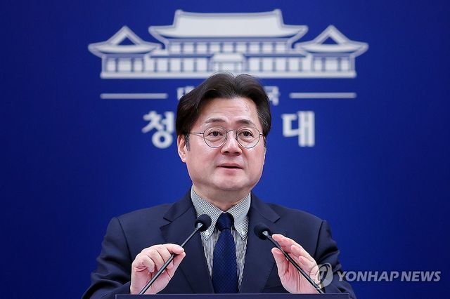 지난달 청와대 비상경제상황실 구성 관련 브리핑하는 홍익표 정무수석 